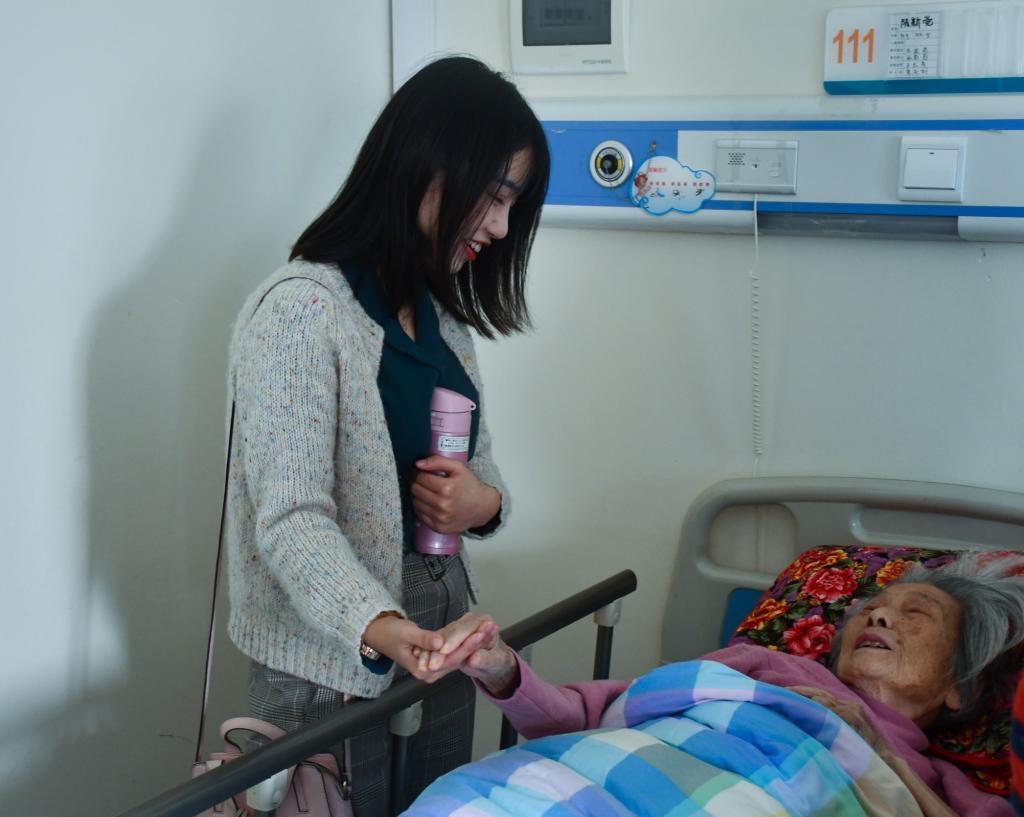 bwin必赢学生科李晨婷老师与老人聊天